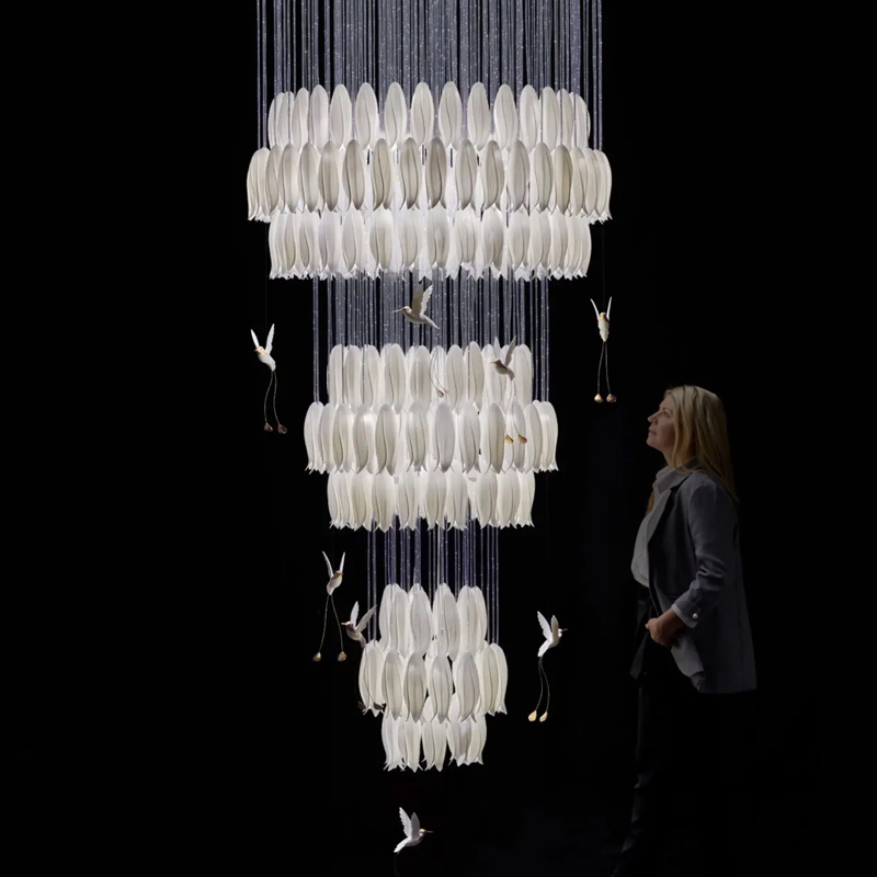 Большая Люстра для Лестницы Sagarti Contemporary chandelier ALBA GRAND Flowers & Birds Белый Золотой Большая Люстра для Лестницы Sagarti Contemporary chandelier ALBA GRAND Flowers & Birds Белый Золотой в Твери | Loft Concept