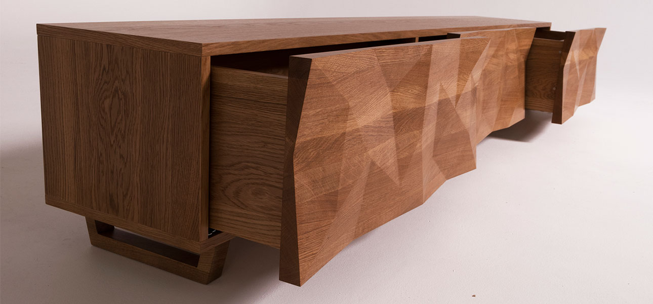 Тумба для ТВ древесного цвета с большими угловыми фигурами Geometric Greece - фото