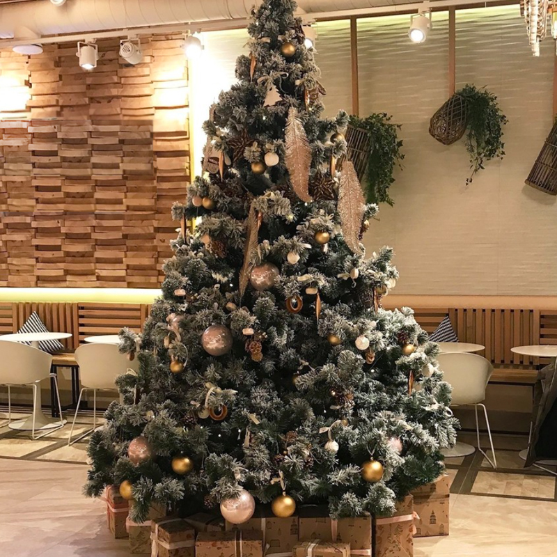 Дизайнерская Елка с Золотым новогодним декором Christmas Tree Golden Feathers Золотой Зеленый Дизайнерская Елка с Золотым новогодним декором Christmas Tree Golden Feathers Золотой Зеленый в Твери | Loft Concept