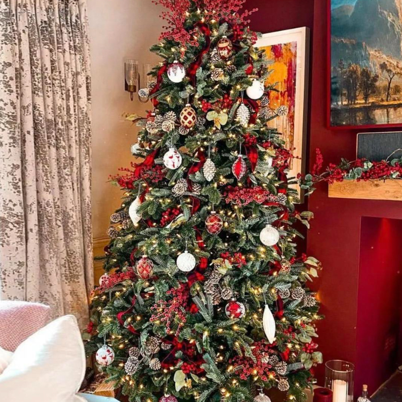 Дизайнерская Елка Украшенная Золотым и Белым декором Pine Cones and Red Decor Красный Белый Зеленый Дизайнерская Елка Украшенная Золотым и Белым декором Pine Cones and Red Decor Красный Белый Зеленый в Твери | Loft Concept