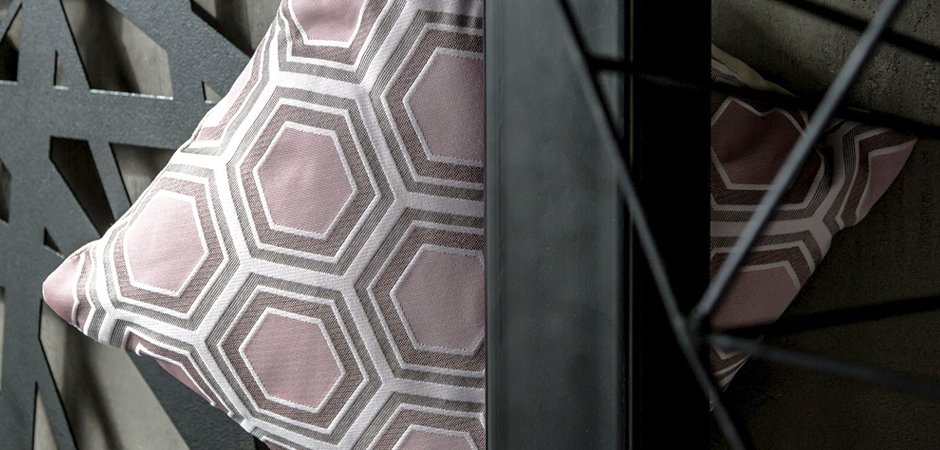 Подушка Hexagon Pink Geometry Подушка Hexagon Pink Geometry - Loft-Concept в Твери