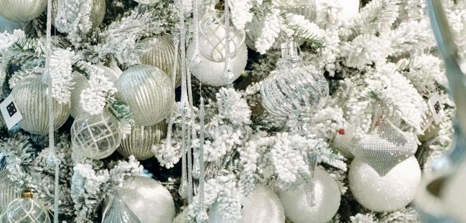 Дизайнерская Елка Заснеженная с Белыми елочными игрушками Christmas Tree White Hoarfrost Дизайнерская Елка Заснеженная с Белыми елочными игрушками Christmas Tree White Hoarfrost - Loft-Concept в Твери