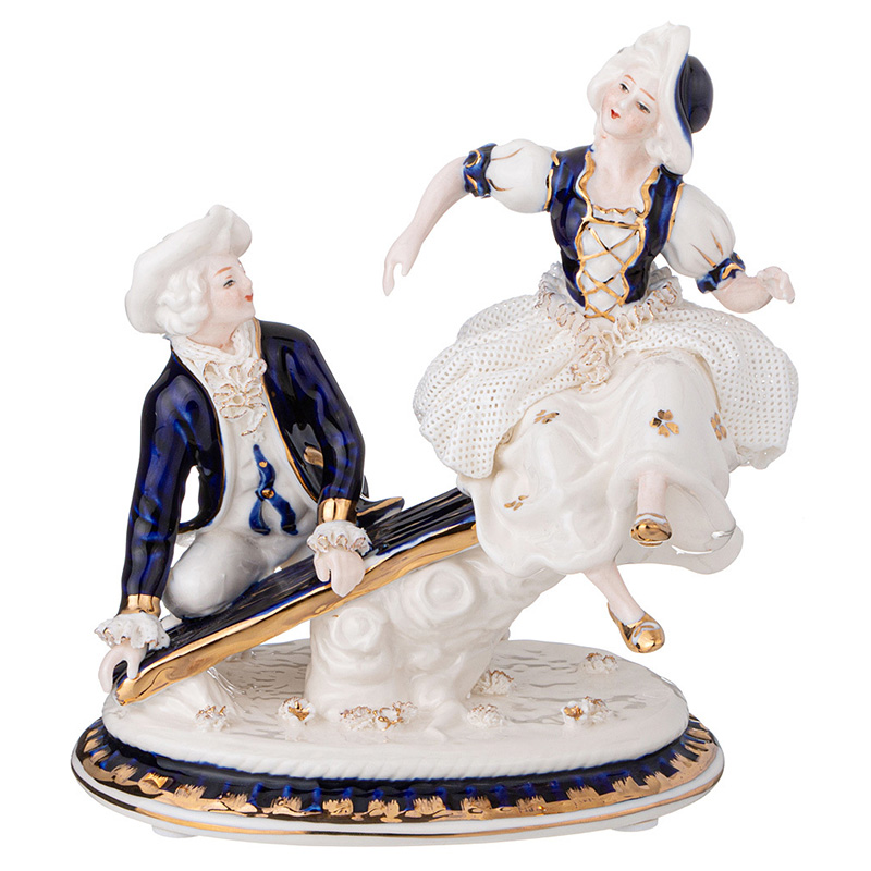 Статуэтка фарфоровая Влюбленная пара Charming Statuette Белый Синий Золотой Статуэтка фарфоровая Влюбленная пара Charming Statuette Белый Синий Золотой в Твери | Loft Concept