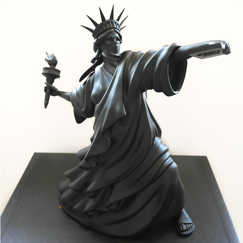 Статуэтка Freedom Riot Black Черный Статуэтка Freedom Riot Black Черный в Твери | Loft Concept
