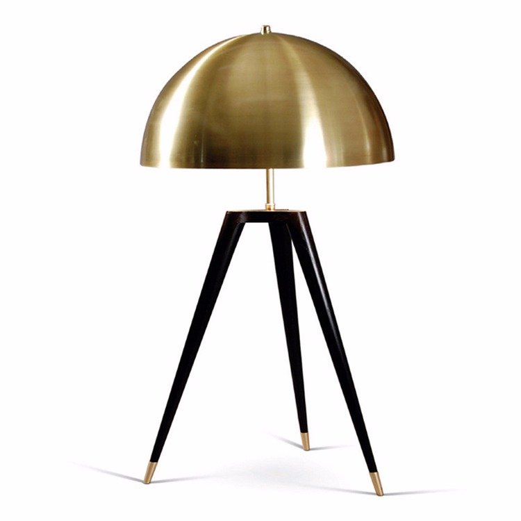 Настольная лампа Matthew Fairbank Fife Tripod Table Lamp Черный Глянцевое золото Настольная лампа Matthew Fairbank Fife Tripod Table Lamp Черный Глянцевое золото в Твери | Loft Concept