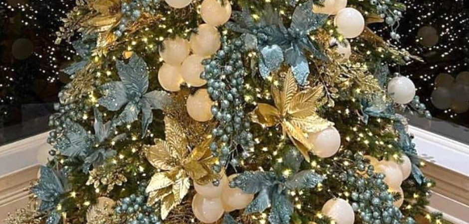 Дизайнерская Елка украшенная Золотыми и Голубыми Цветами Golden and Blue Flowers Дизайнерская Елка украшенная Золотыми и Голубыми Цветами Golden and Blue Flowers - Loft-Concept в Твери