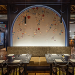 Обои ручная роспись Falling Flowers Standard colourway on Pale Grey dyed silk варинант исполнения - 1 | Loft Concept в Твери