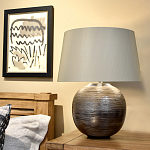 Настольная лампа с круглым фарфоровым основанием ручной работы с покрытием глазурью и белым абажуром из искусственного шелка Elstead Lighting варинант исполнения - 2 | Loft Concept в Твери