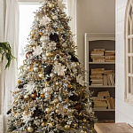 Дизайнерская Елка украшенная шарами в бежевых тонах и декором в виде белых цветов и шишек варинант исполнения - 1 | Loft Concept в Твери