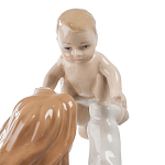 Статуэтка фарфоровая Девушка с ребенком Charming Statuette варинант исполнения - 1 | Loft Concept в Твери