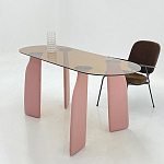 Обеденный стол со стеклянной столешницей и розовыми ножками с тканевой обивкой Wrigley варинант исполнения - 5 | Loft Concept в Твери