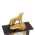 Часы настольные с декором в виде волка из натурального камня Офиокальцит Wolf Stone Clock варинант исполнения - 3 | Loft Concept в Твери