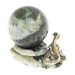 Шар с декором в виде бронзовой ящерицы на подставке из натурального камня Змеевик Natural Stone Spheres 4.5 см варинант исполнения - 2 | Loft Concept в Твери