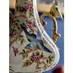 Ваза белого цвета из фарфора с цветочным рисунком и бронзовыми ручками с фигурками птиц Eden Garden porcelain and bronze варинант исполнения - 4 | Loft Concept в Твери