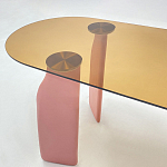 Обеденный стол со стеклянной столешницей и розовыми ножками с тканевой обивкой Wrigley варинант исполнения - 4 | Loft Concept в Твери