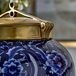 Ваза с насыщенным синим орнаментом и золотой крышкой Blue & White Ornament  варинант исполнения - 3 | Loft Concept в Твери