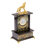 Часы настольные с декором в виде волка из натурального камня Офиокальцит Wolf Stone Clock варинант исполнения - 2 | Loft Concept в Твери