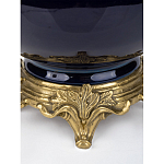 Ваза темно-синяя фарфоровая на бронзовой подставке с ажурным ободком и изогнутыми ручками Eden Garden варинант исполнения - 3 | Loft Concept в Твери