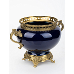 Ваза темно-синяя фарфоровая на бронзовой подставке с ажурным ободком и изогнутыми ручками Eden Garden варинант исполнения - 2 | Loft Concept в Твери