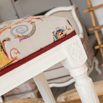 Банкетка одноместная из массива бука бежевая с растительным орнаментом Raffael Beige Floral Banquette варинант исполнения - 2 | Loft Concept в Твери