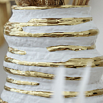 Ваза белая с рельефной поверхностью и золотыми полосами Vase Beehive варинант исполнения - 3 | Loft Concept в Твери