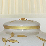 Настольная лампа с фарфоровым основанием бежевого цвета с рисунком и плиссированным абажуром на темной подставке Elstead Lighting варинант исполнения - 8 | Loft Concept в Твери