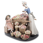 Статуэтка фарфоровая Девушка и маленькая девочка с цветами Charming Statuette варинант исполнения - 1 | Loft Concept в Твери