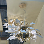 Люстра подвесная с белыми матовыми и золотыми глянцевыми листьями Wintery flovers варинант исполнения - 4 | Loft Concept в Твери