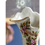 Ваза белого цвета из фарфора с цветочным рисунком и бронзовыми ручками с фигурками птиц Eden Garden porcelain and bronze варинант исполнения - 5 | Loft Concept в Твери