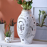 Ваза с декоративными лицами и графическими элементами в виде сердец и символов Faces of Imagination варинант исполнения - 3 | Loft Concept в Твери