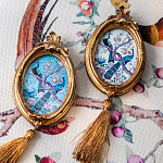 Картина с изображением павлинов в саду в овальной позолоченной раме с кисточкой Chinoiserie Imperial Garden Peacocks on a Tree Poster варинант исполнения - 4 | Loft Concept в Твери