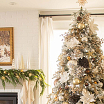 Дизайнерская Елка украшенная шарами в бежевых тонах и декором в виде белых цветов и шишек варинант исполнения - 3 | Loft Concept в Твери