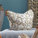 Статуэтка курица с резными белыми цветами на бежевой фактурной поверхности Rustic Chicken варинант исполнения - 3 | Loft Concept в Твери