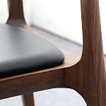 Стул деревянный с мягким сиденьем из черной натуральной кожи Moon Walnut Furniture варинант исполнения - 7 | Loft Concept в Твери