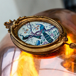 Картина с изображением павлинов в саду в овальной позолоченной раме с кисточкой Chinoiserie Imperial Garden Peacocks on a Tree Poster варинант исполнения - 3 | Loft Concept в Твери