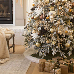 Дизайнерская Елка украшенная шарами в бежевых тонах и декором в виде белых цветов и шишек варинант исполнения - 2 | Loft Concept в Твери