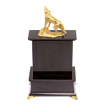 Часы настольные с декором в виде волка из натурального камня Офиокальцит Wolf Stone Clock варинант исполнения - 4 | Loft Concept в Твери