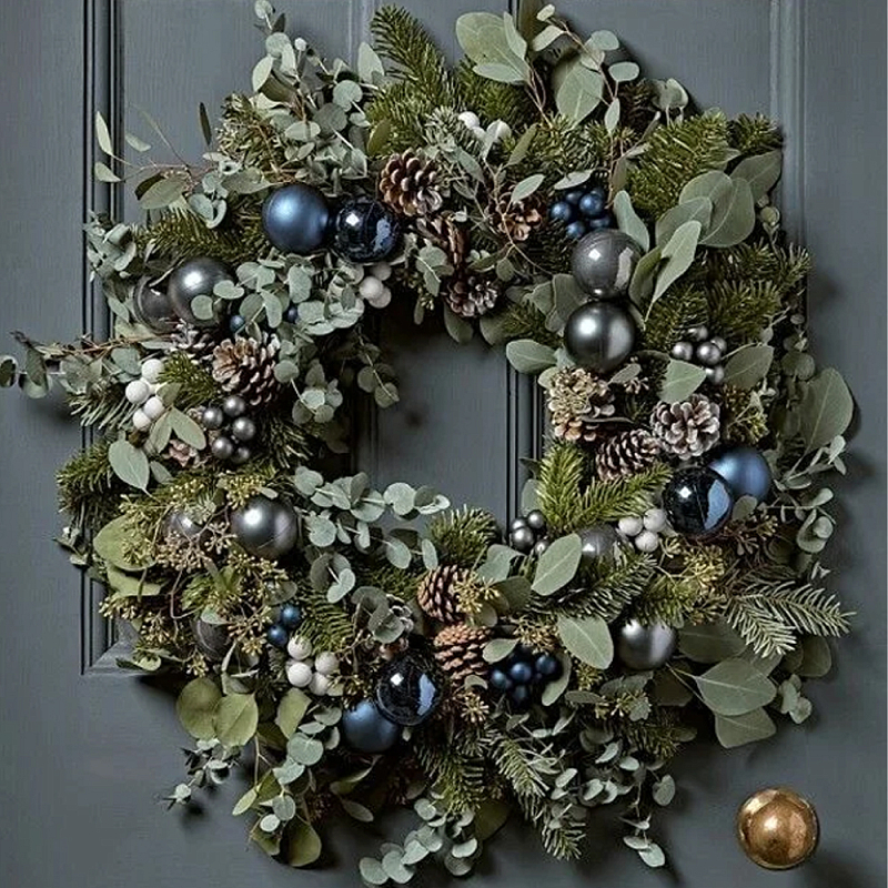 Новогодний венок из натуральной датской хвои с синими и серебристыми шарами и зелеными листьями Зеленый Синий Коричневый Серебряный в Твери | Loft Concept 