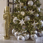 Украшенная Новогодняя Елка с серебряными шарами и звездами варинант исполнения - 2 | Loft Concept в Твери