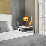 Настольная лампа с круглым деревянным отражателем и черным цилиндрическим плафоном Accord Lighting варинант исполнения - 7 | Loft Concept в Твери