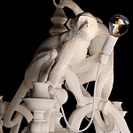 Люстра с тремя фигурами обезьян с лампочками в руках белого цвета Hanging Monkey варинант исполнения - 4 | Loft Concept в Твери