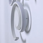 Бра белого цвета с изогнутыми световыми линиями и круглым основанием Luke Lampco Tracer Lamp варинант исполнения - 6 | Loft Concept в Твери