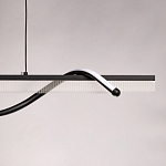 Люстра линейная черного цвета с волнообразным металлическим элементом Luke Lampco Tracer Lamp варинант исполнения - 8 | Loft Concept в Твери