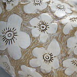 Статуэтка курица с резными белыми цветами на бежевой фактурной поверхности Rustic Chicken варинант исполнения - 2 | Loft Concept в Твери