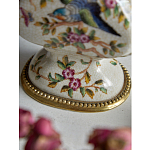 Ваза белого цвета из фарфора с цветочным рисунком и бронзовыми ручками с фигурками птиц Eden Garden porcelain and bronze варинант исполнения - 3 | Loft Concept в Твери