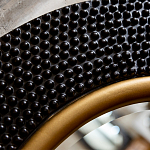 Зеркало в черной фактурной раме с золотым кантом Summon the Light варинант исполнения - 3 | Loft Concept в Твери