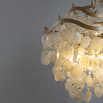 Люстра подвесная с белыми перламутровыми подвесками и изогнутыми золотистыми элементами Диаметр 50 см SHELL Chandelier варинант исполнения - 3 | Loft Concept в Твери