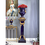 Подсвечник из темно-синего фарфора на бронзовой подставке с фигурками ангелов и декоративными ручками Eden Garden варинант исполнения - 2 | Loft Concept в Твери