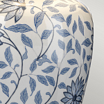 Настольная лампа с керамическим основанием в белом цвете с синим цветочным орнаментом на темной деревянной подставке и тканевым абажуром Elstead Lighting варинант исполнения - 4 | Loft Concept в Твери