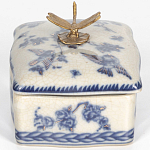 Фарфоровая шкатулка с бронзовой стрекозой Blue and White варинант исполнения - 2 | Loft Concept в Твери